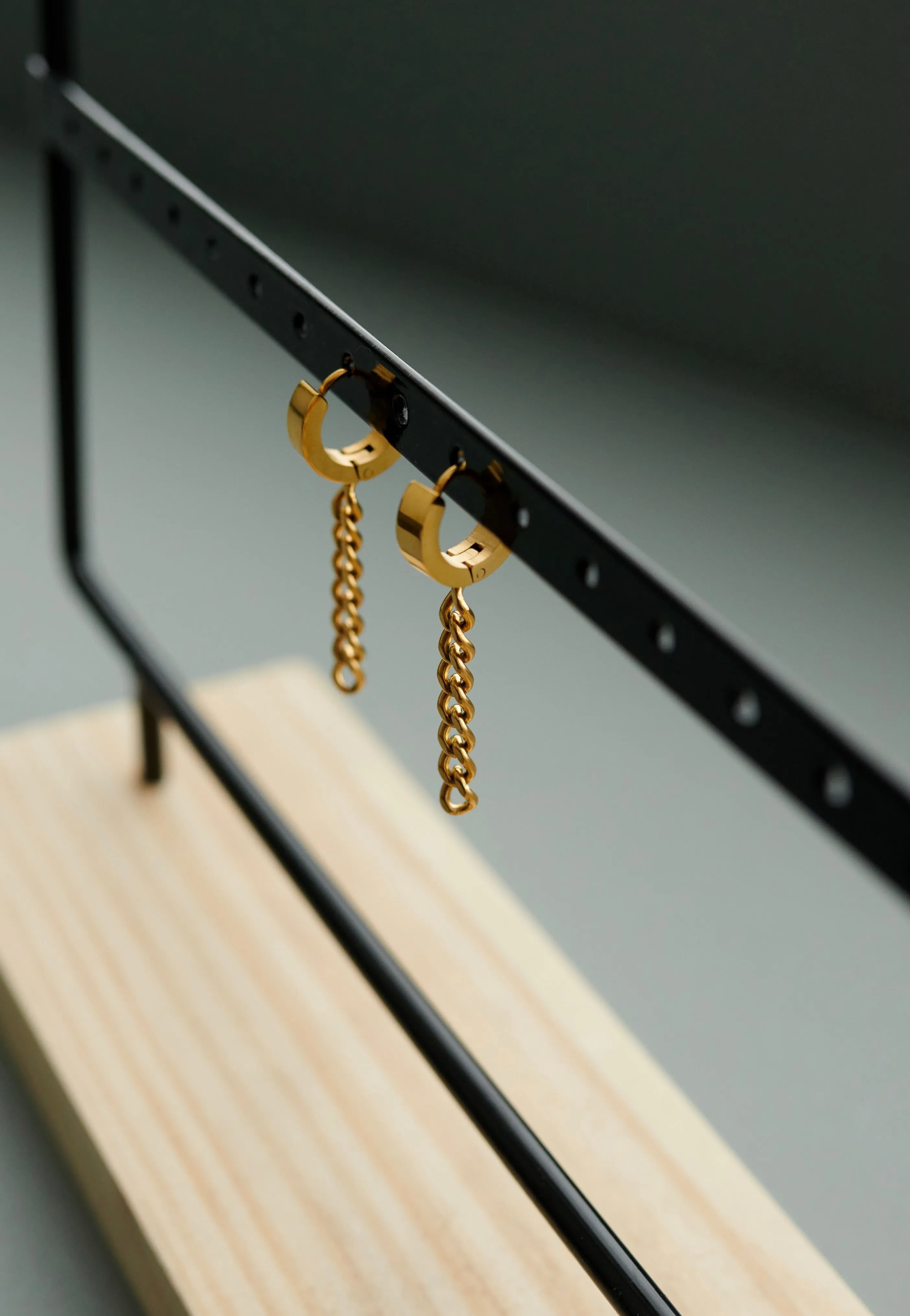 Ask & Embla - Axel Chain Huggie Gold - Earrings