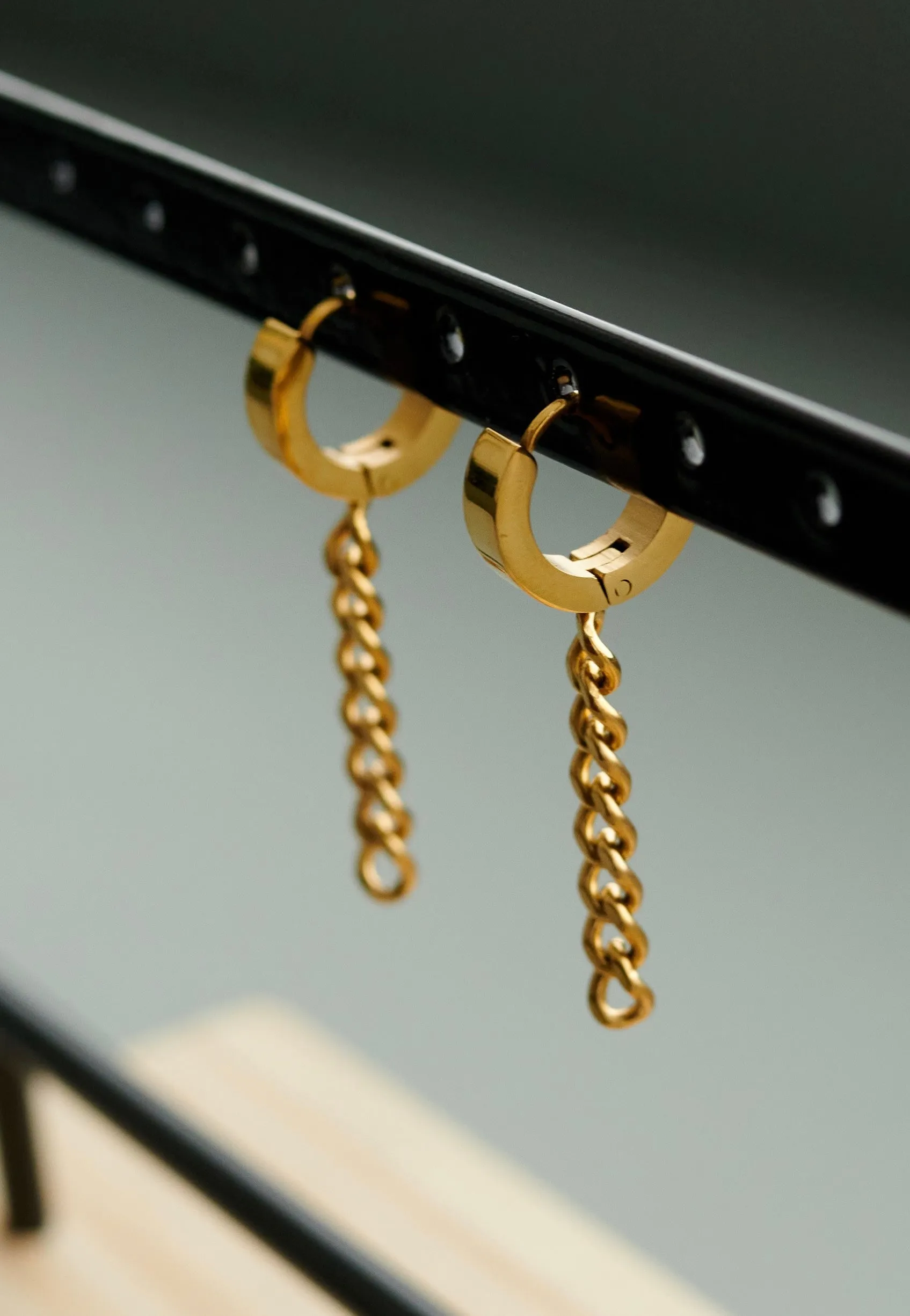 Ask & Embla - Axel Chain Huggie Gold - Earrings
