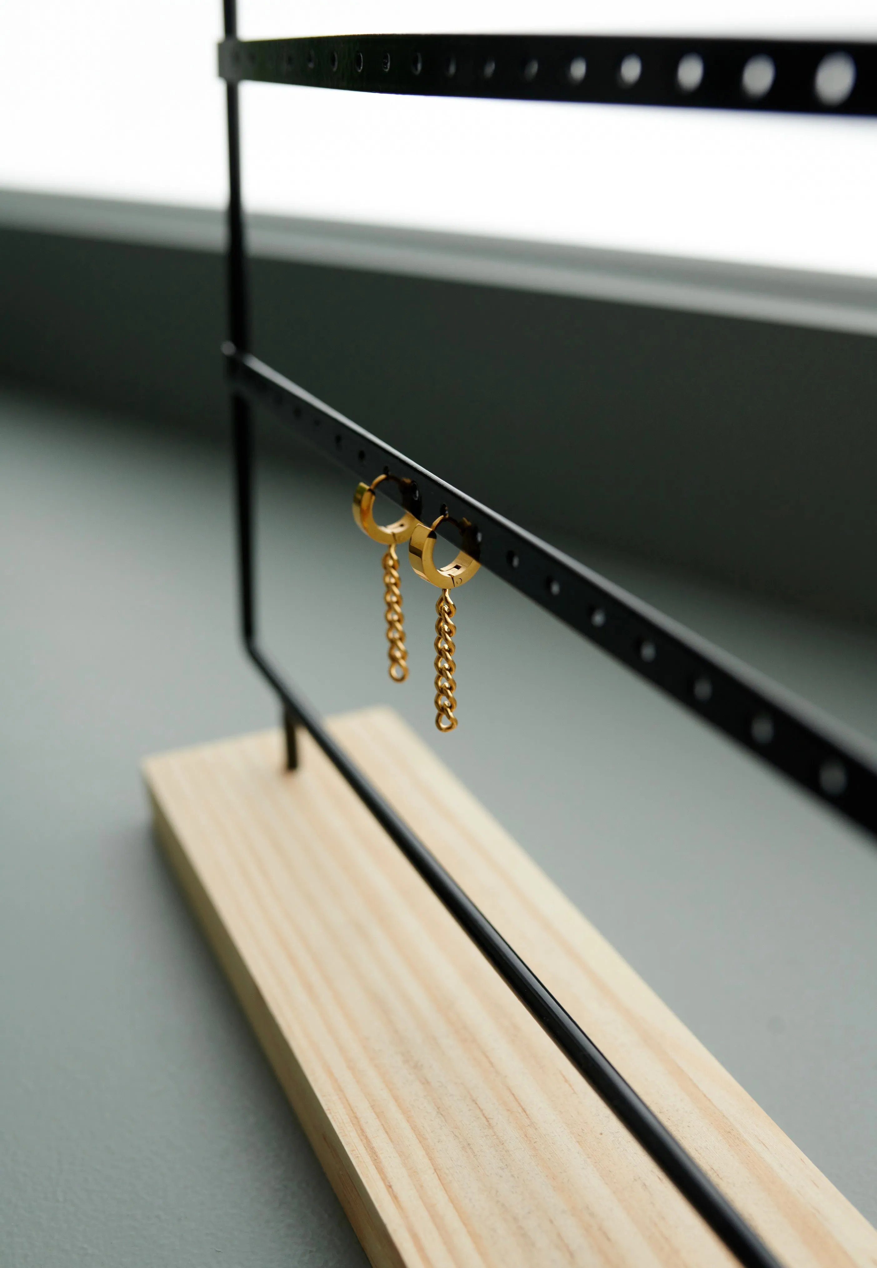 Ask & Embla - Axel Chain Huggie Gold - Earrings