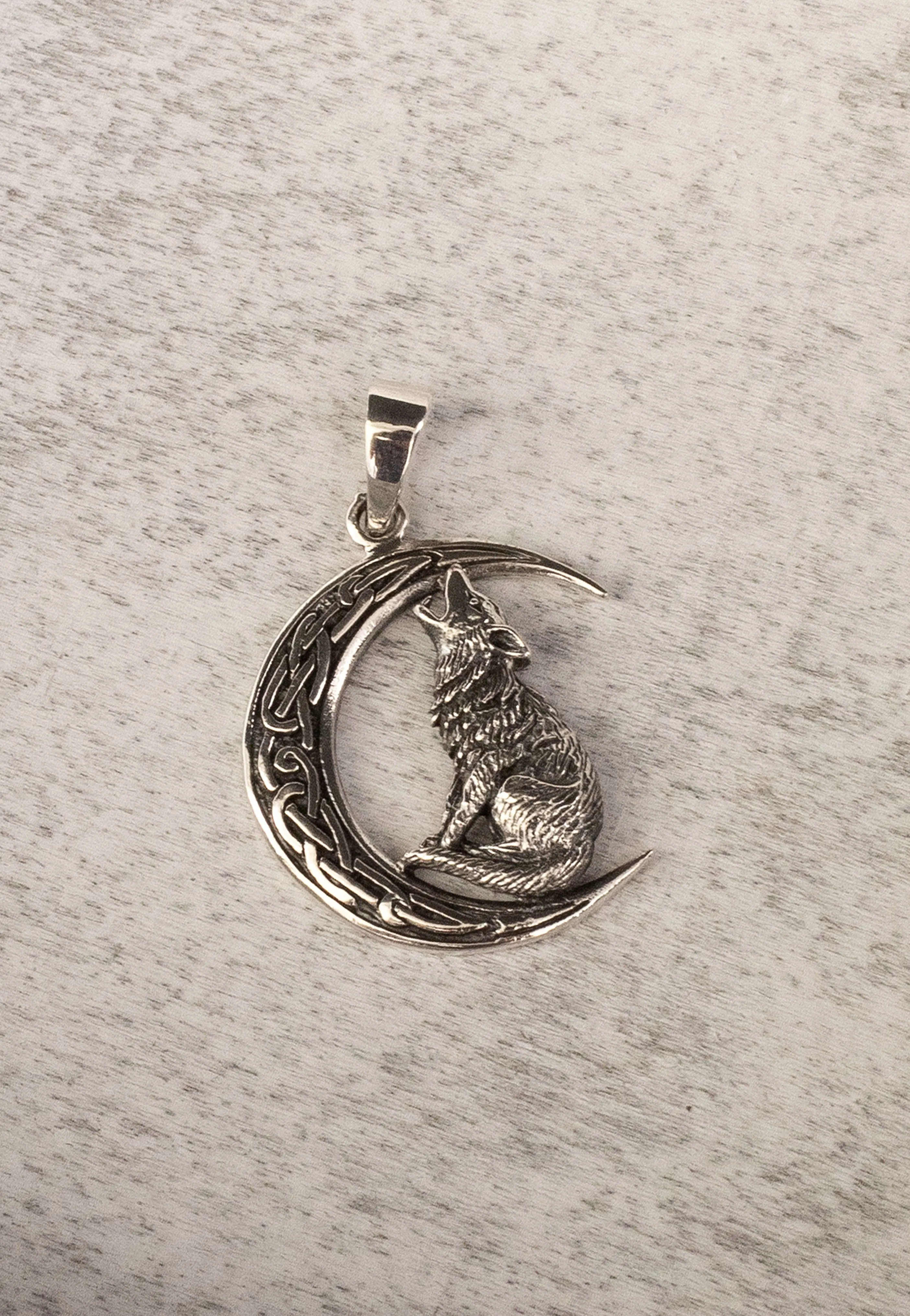 etNox - Howling Wolf in Moon Silver - Pendant