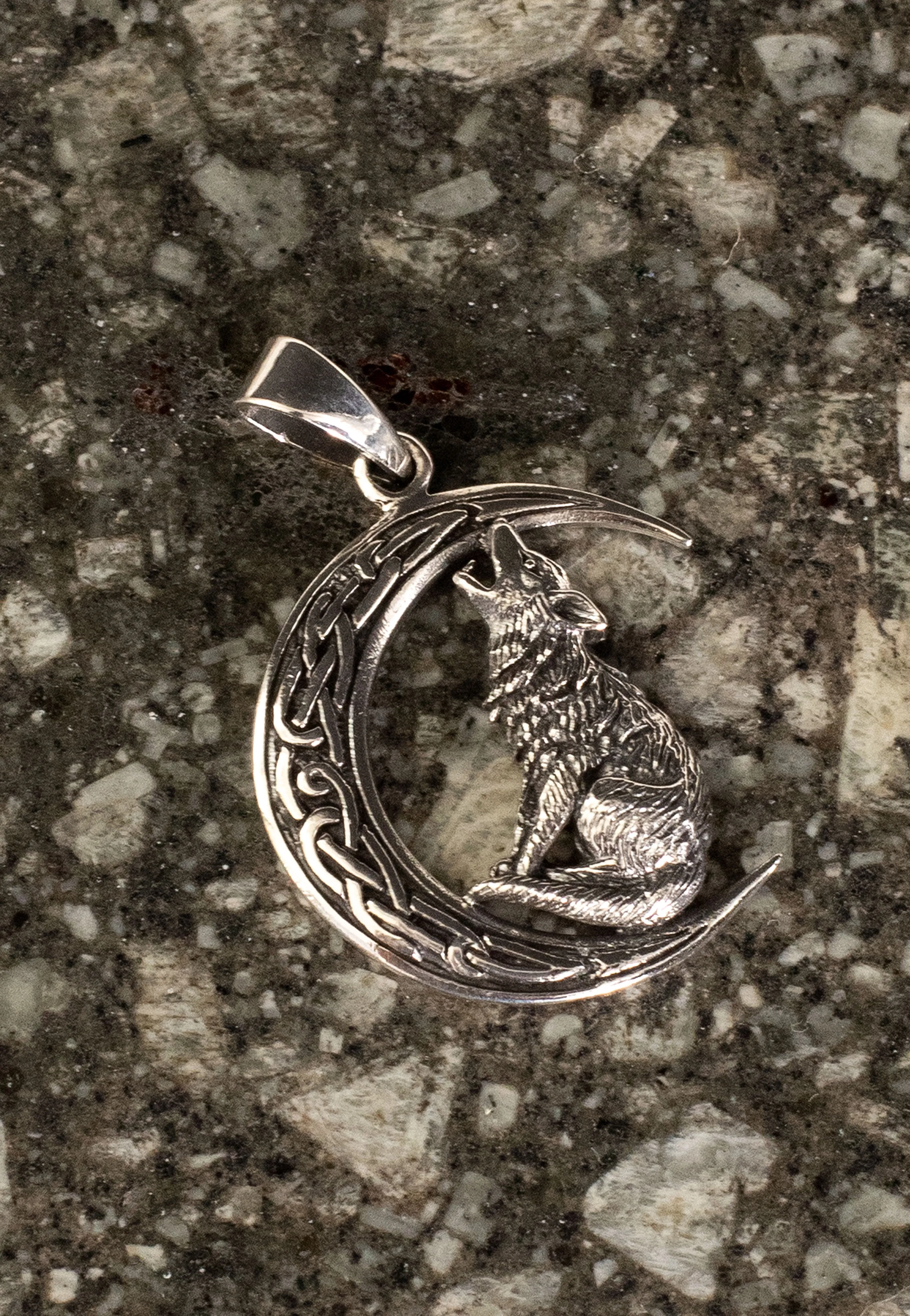 etNox - Howling Wolf in Moon Silver - Pendant