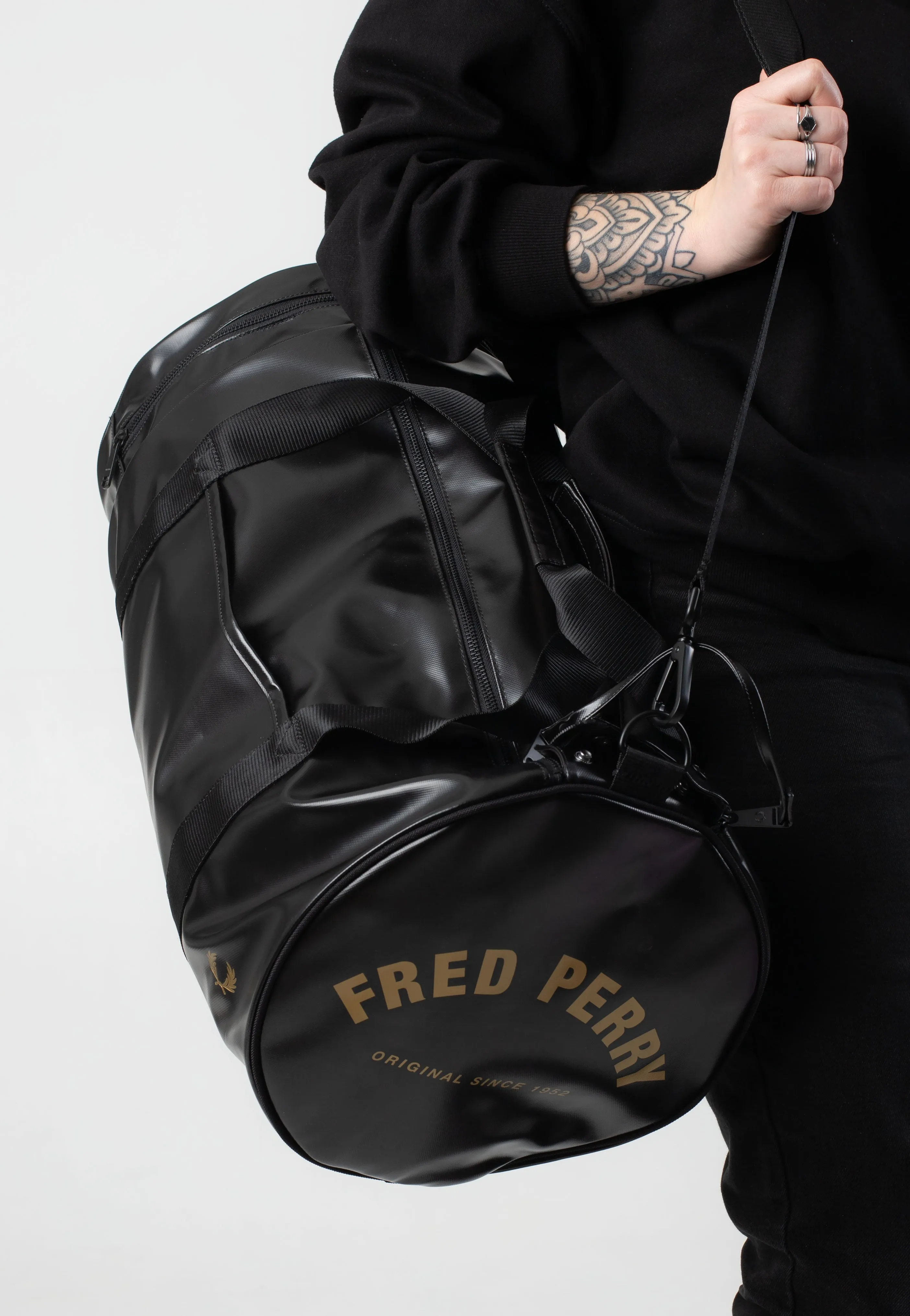 Fred Perry - Tonal Large Barrel Black/Gold - Dufflebag