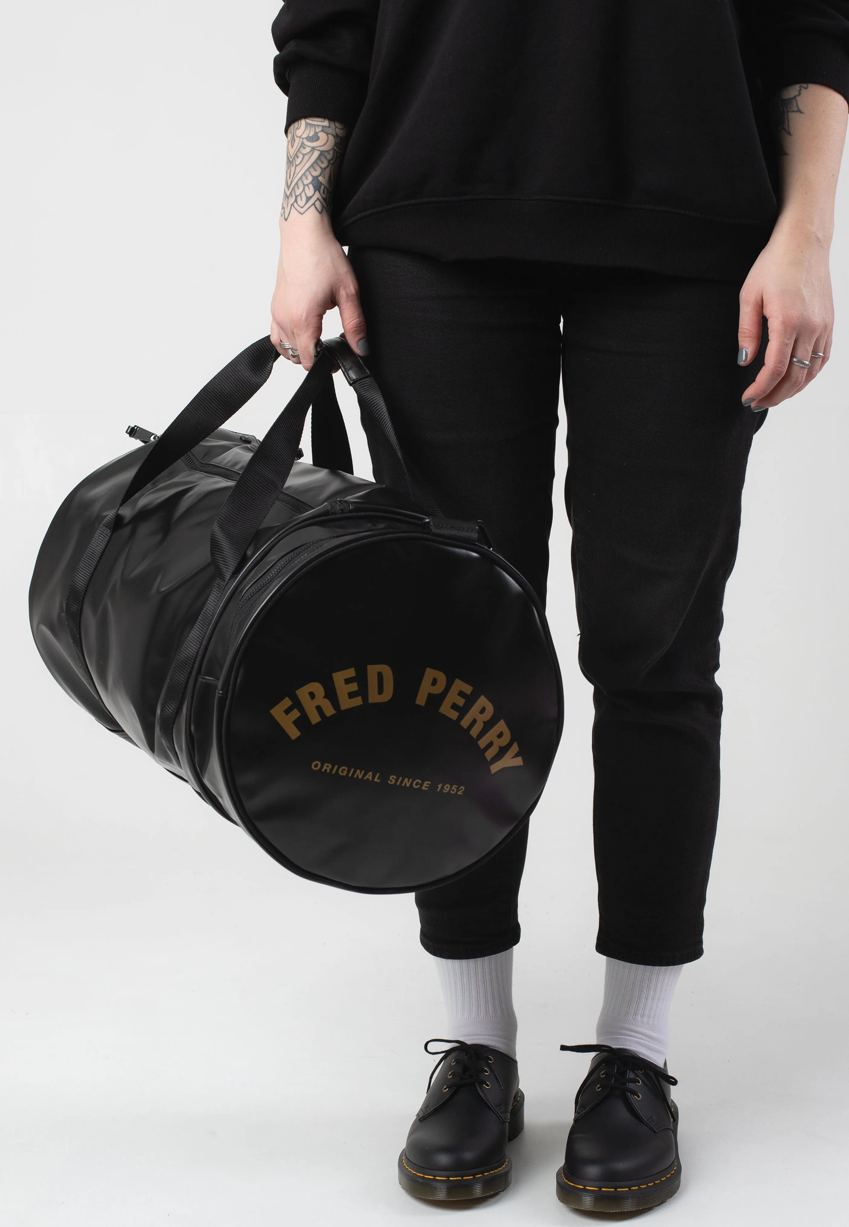 Fred Perry - Tonal Large Barrel Black/Gold - Dufflebag