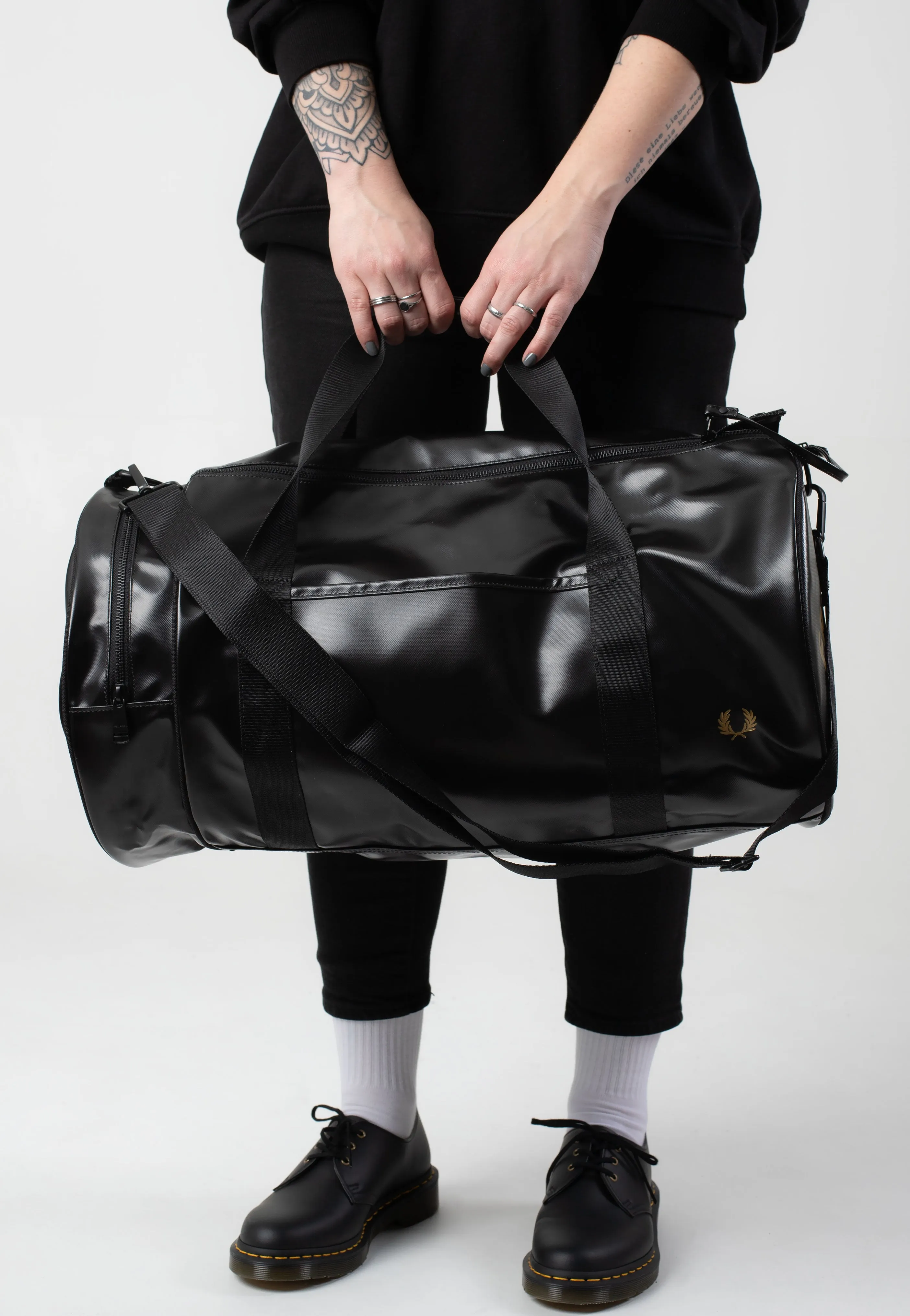 Fred Perry - Tonal Large Barrel Black/Gold - Dufflebag