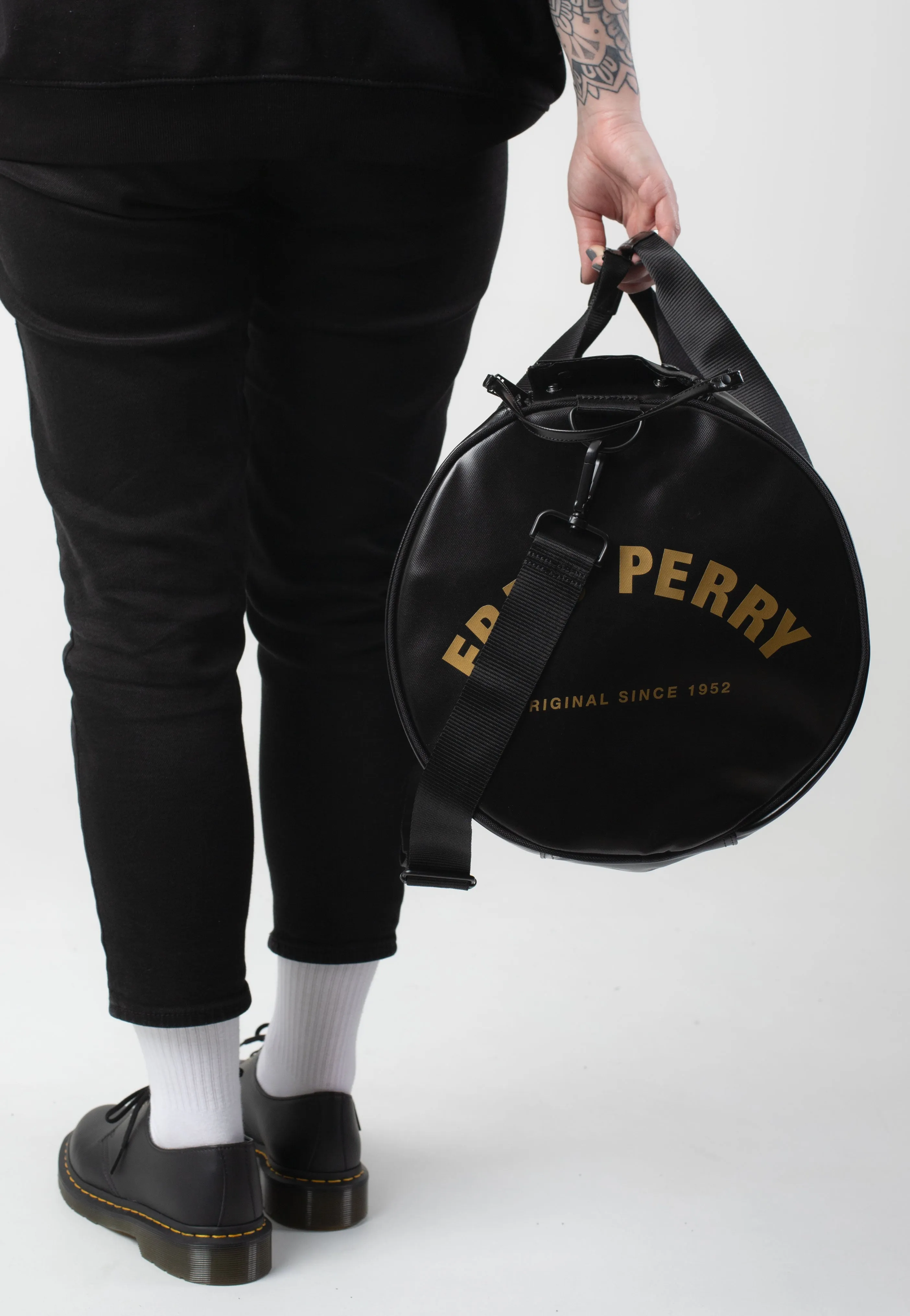 Fred Perry - Tonal Large Barrel Black/Gold - Dufflebag
