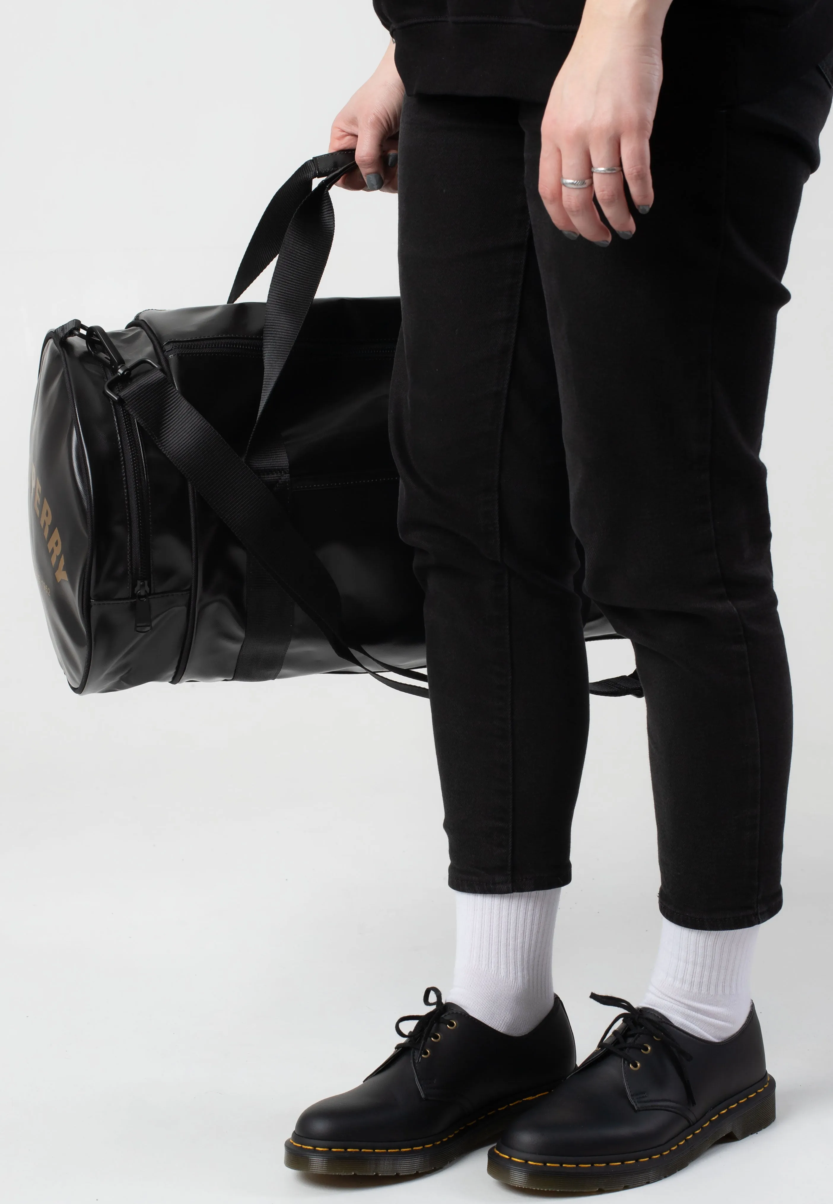 Fred Perry - Tonal Large Barrel Black/Gold - Dufflebag