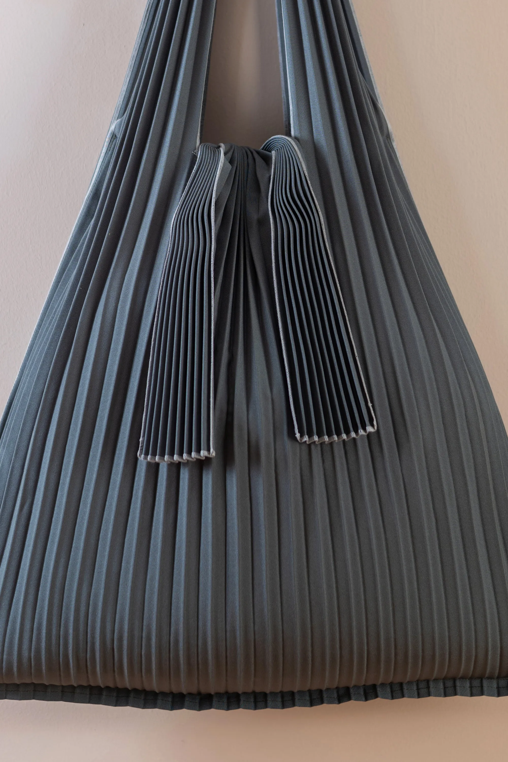 Vertical Pleated Large Tote Bag - Gray